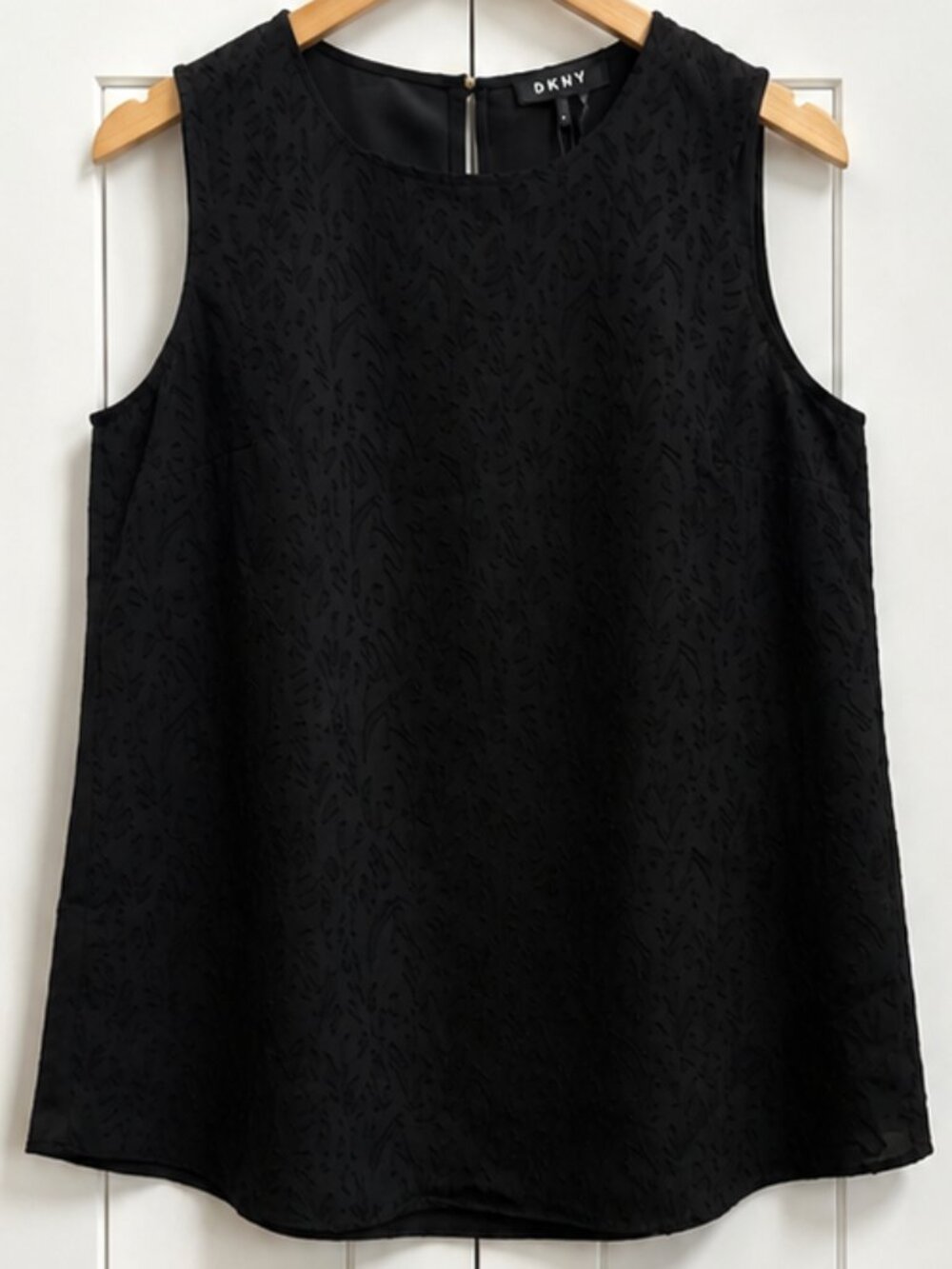 NWT DKNY Black Textured Sleeveless Blouse Size Medium Elegant Career Top